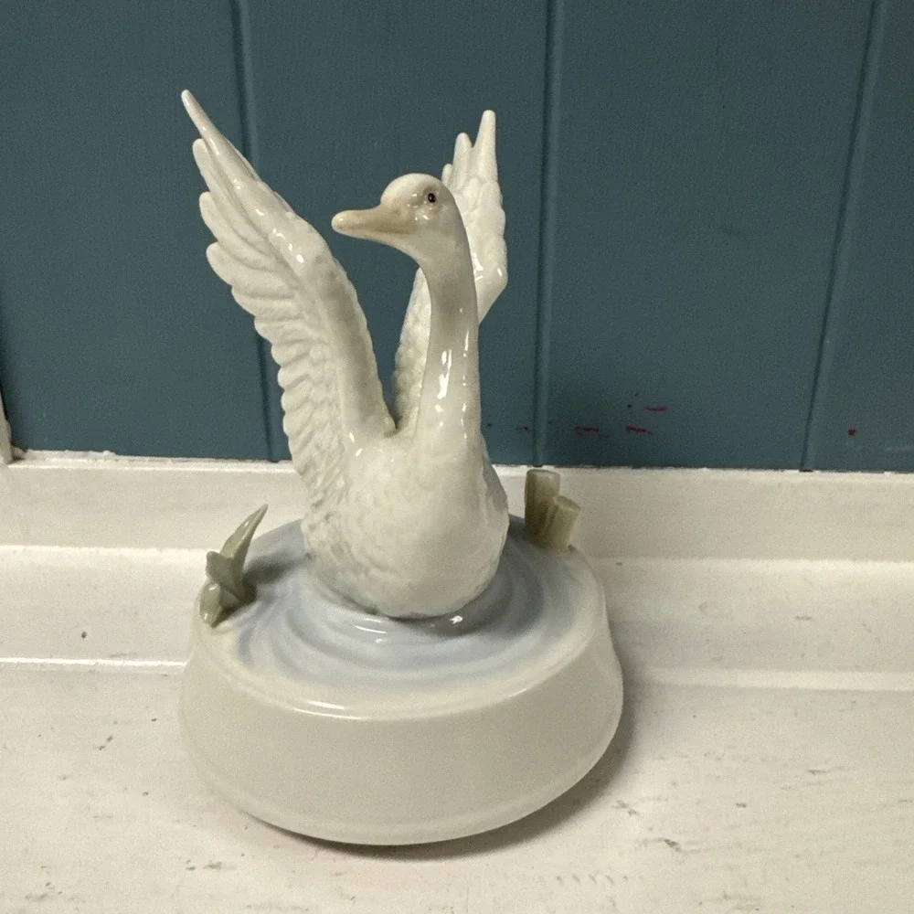 Vintage OTAGIRI‎ SWAN LAKE SWAN FIGURINE PORCELAIN MUSIC BOX Rare